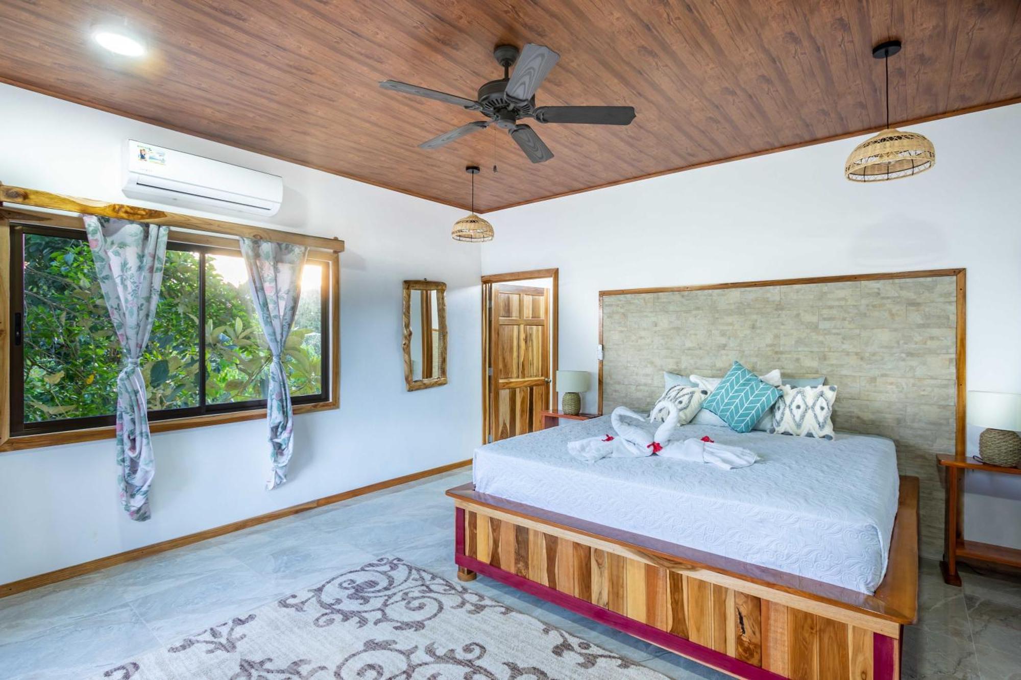 Cotingas Ocean View